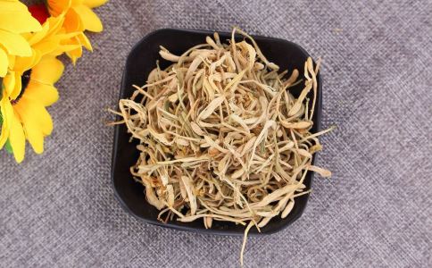 脸上痘痘难以消除 中草药来“战痘”